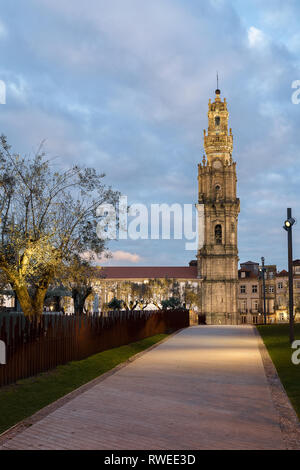 Torre dos Clérigos, nessun Porto, ao Pôr Do Sol Foto Stock