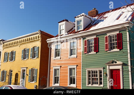 Case storiche di Georgetown sobborgo di Washington DC, Stati Uniti d'America. Case colorate in un luminoso inverno mattina dopo la tempesta di neve. Foto Stock