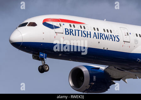 British Airways Boeing 787 Dreamliner aereo di linea G-ZBKE atterrando all'aeroporto di Londra Heathrow, Regno Unito. Naso, cabina di pilotaggio Foto Stock