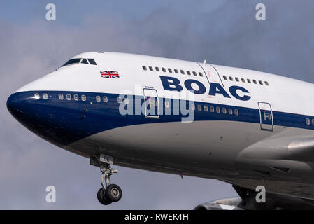 Schema di verniciatura centenario BOAC British Airways Boeing 747 Jumbo Jet aereo di linea atterraggio all'aeroporto di Londra Heathrow, Regno Unito Foto Stock