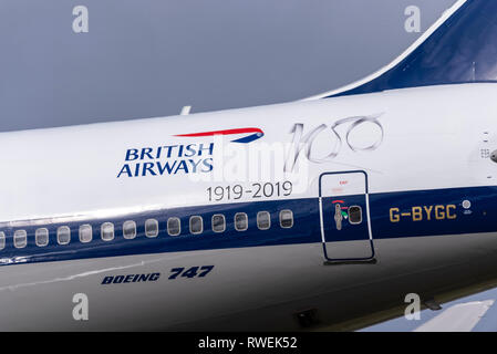 Schema di verniciatura centenario BOAC British Airways Boeing 747 Jumbo Jet aereo di linea atterraggio all'aeroporto di Londra Heathrow, Regno Unito Foto Stock