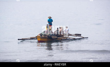 I pescatori in una piccola imbarcazione a remi, antichi, Filippine Foto Stock