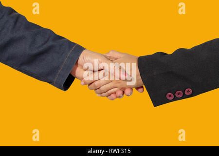 Close up di handshake business isolare su blackground giallo Foto Stock