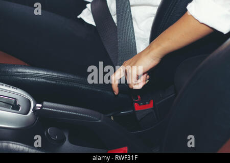 Donne asiatiche sono state bloccate auto cintura di sicurezza Foto Stock
