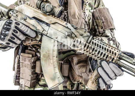 Close-up shot di fucile Kalashnikov nelle mani delle truppe delle forze speciali soldato. Foto Stock