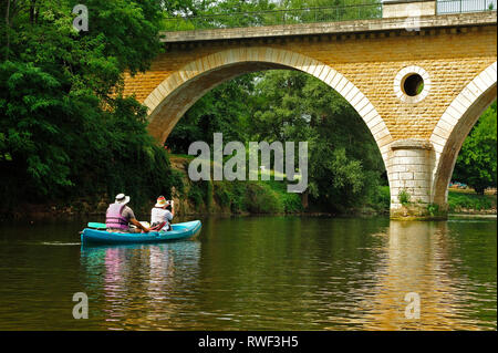 Fiume Vezere vicino a Les Eyzies-de-Tayac-Sireuil, Dipartimento di Dordogne, Aquitaine, Francia Foto Stock