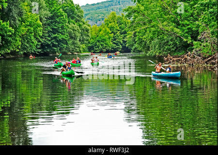 Fiume Vezere vicino a Les Eyzies-de-Tayac-Sireuil, Dipartimento di Dordogne, Aquitaine, Francia Foto Stock