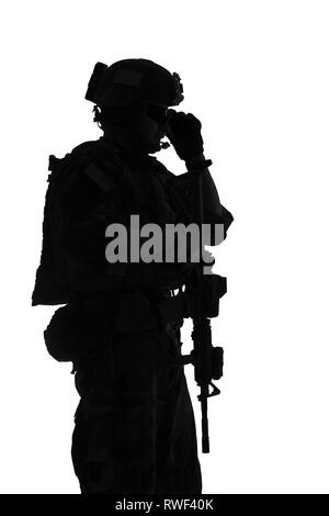 Silhouette di U.S. Marine Corps Marsoc raider con arma, sfondo bianco. Foto Stock