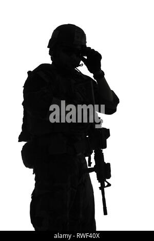 Silhouette di U.S. Marine Corps Marsoc raider con arma, sfondo bianco. Foto Stock