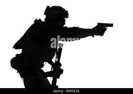 Silhouette di U.S. Marine Corps Marsoc raider puntando pistola, sfondo bianco. Foto Stock