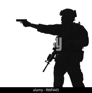 Silhouette di U.S. Marine Corps Marsoc raider puntando pistola, sfondo bianco. Foto Stock