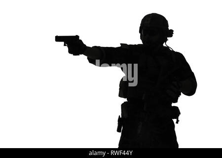 Silhouette di U.S. Marine Corps Marsoc raider puntando pistola, sfondo bianco. Foto Stock