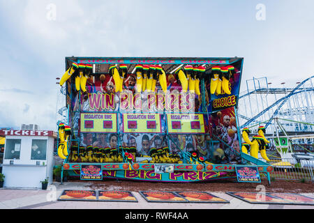 Daytona Beach, Florida - Giugno 16, 2018: Basket gioco di fortuna sul Boardwalk dispone di Rasta Banana bambola peluche per un premio. Foto Stock