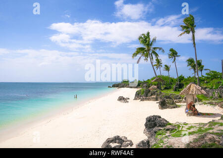 Una spiaggia segreta, un bianco paradiso di sabbia sulla isola di Bantayan, Cebu, Filippine Foto Stock