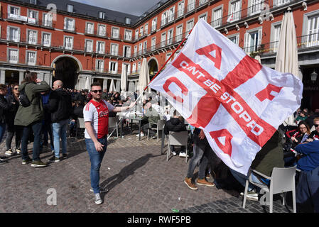 Ventola di Ajax è visto sventolare una bandiera in Madrid. Quasi 4.500 tifosi AJAX si è recato a Madrid per vedere la finale della UEFA Champions League tra il Real Madrid (Spagna) e AJAX di Amsterdam (Olanda). Sostenitori, che si sono riuniti presso le piazze del centro di Madrid prima il gioco, provocato tagli di traffico e hanno lanciato bottiglie e lattine di birra per i bus turistici. Foto Stock