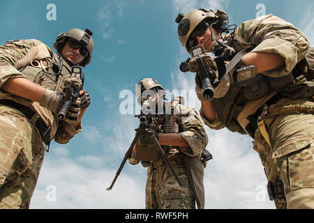 Basso angolo di visione degli STATI UNITI Army Ranger armi di puntamento della telecamera. Foto Stock