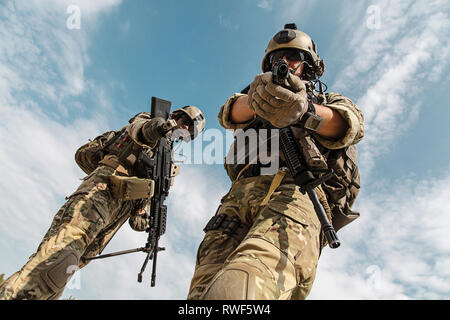 Basso angolo di visione degli STATI UNITI Army Ranger armi di puntamento della telecamera. Foto Stock