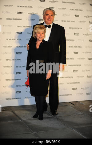 Jim Carter e un ospite sono visto sul tappeto rosso durante il Teatro Nazionale di gala annuale presso il National Theatre di South Bank di Londra. Foto Stock