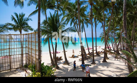 Il mare turchese e il Palm Tree spiaggia - Isola Boracay, Panay - Filippine Foto Stock