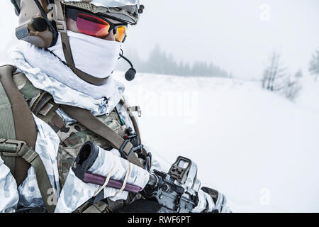 In inverno le montagne artiche warfare. Foto Stock