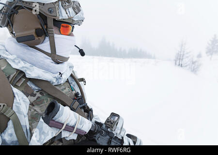 In inverno le montagne artiche warfare. Foto Stock