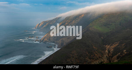 Un raggio di sole fette attraverso l'oscurità in questo panorama cucito di Tomales Point. Foto Stock