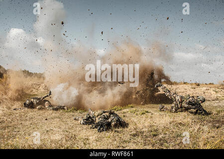 Squadra di Elite paracadutisti francesi hanno teso una imboscata in azione, terra mia esplodere. Foto Stock