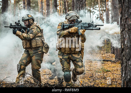 Norwegian rapida reazione delle forze speciali militari FSK in azione nella foresta di nebbia. Foto Stock