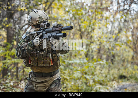 Stati Uniti Marine Corps Marsoc raider indossando il camuffamento uniforme nella foresta. Foto Stock