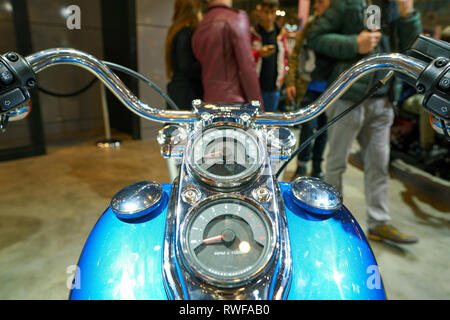 Milano, Italia - 11 novembre 2017: close up shot del pannello di controllo su un motociclo all'EICMA 2017 - La 75° Esposizione Internazionale del Motociclo Foto Stock