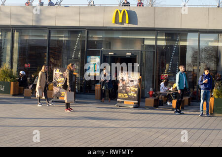 Arnhem, Paesi Bassi - 26 Febbraio 2019: la gente al nuovo vicino a McDonalds staton centrale Arnhem Foto Stock