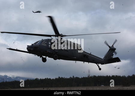 Un HH-60G Pave Hawk elicottero assegnato alla cinquantaseiesima Rescue Squadron, basata al di fuori della base aerea di Aviano, Italia airlifts un superstite nozionale durante il recupero del personale Esercizio 6 febbraio 2019, nei Balcani. Era presente anche il 67th Special Operations Squadron da RAF Mildenhall, Inghilterra, proprietari di MC-130J Commando II che fornisce di infiltrazione, exfiltration e rialimentazione di forze per le operazioni speciali e attrezzature in ostile o negato il territorio. (U.S. Foto dell'esercito da Staff Sgt. Elizabeth Pena) Foto Stock