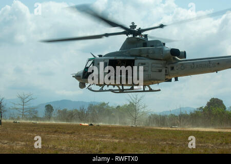 Lt. Gen. Eric M. Smith, comandante generale della III Marine forza expeditionary, si diparte il camp di Ban Chan Khrem a bordo di un UH-1Y Huey elicottero a seguito di una visita durante un esercizio Cobra Gold 19, Khao Khitchakut District, Thailandia, il 20 febbraio, 2019. Esercizio Cobra Gold dimostra l'impegno del Regno di Tailandia e gli Stati Uniti alla nostra lunga alleanza, promuove partenariati regionali e avanza la sicurezza e la cooperazione nella regione Indo-Pacifico. Il trentunesimo Marine Expeditionary Unit, Marine Corps' solo in modo continuo distribuita MEU, fornisce una soluzione flessibile e forza letale pronto per Foto Stock