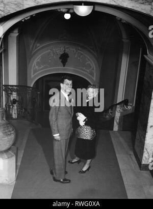 Cotten, Giuseppe, 15.5.1905 - 6.2 1994, attore americano a piena lunghezza e con la moglie Lenore, visitando il Henkell produttori di champagne, Wiesbaden, 1954, Additional-Rights-Clearance-Info-Not-Available Foto Stock