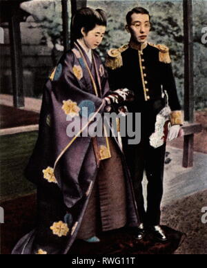 Hirohito, 29.4.1901 - 7.1.1989, l'Imperatore del Giappone 25.12.1926 - 7.1.1989, a piena lunghezza e con la moglie Imperatrice Kojun, tardi 1920s, fotografia colorata, carta di sigaretta, serie 'Die Nachkriegszeit', 1935, Additional-Rights-Clearance-Info-Not-Available Foto Stock