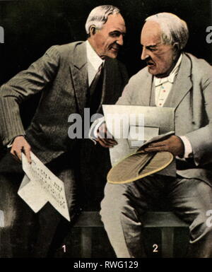 Edison, Thomas Alva, 11.2.1847 - 18.10.1931, ingegnere americano, con Henry Ford 1927, fotografia colorata, carta di sigaretta, serie 'Die Nachkriegszeit', 1935, Additional-Rights-Clearance-Info-Not-Available Foto Stock