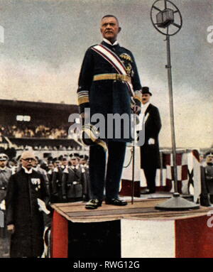 Scheer, Reinhard, 30.9.1863 - 28.11.1928, Ammiraglio tedesco, a lunghezza piena, Discorso durante un rally per commemorare i morti in azione della marina nella prima guerra mondiale, agosto 1928, fotografia colorata, carta di sigaretta, serie 'Die Nachkriegszeit', 1935, Additional-Rights-Clearance-Info-Not-Available Foto Stock