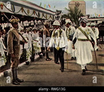 Edward VIII, 23.6.1894 - 28.5.1972, re di Gran Bretagna 20.1.1936 - 11.12.1936, a piena lunghezza e visita in India, 1921, arrivo a Calcutta, fotografia colorata, carta di sigaretta, serie 'Die Nachkriegszeit', 1935, Additional-Rights-Clearance-Info-Not-Available Foto Stock