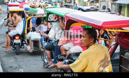 Il triciclo conducente e la congestione del traffico in Miagao, Iloilo - Filippine Foto Stock