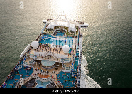 Vista aerea di una nave da crociera come teste fuori per aprire l'acqua Foto Stock
