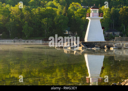 Faro segnando l'ingresso al porto a testa di leone, che si affaccia su un polline-coperto Georgian Bay, Ontario, Canaada Foto Stock