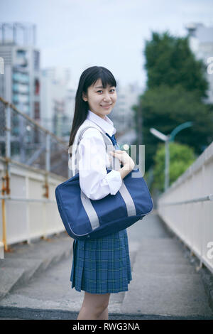 Giapponese studente di scuola superiore in uniforme il centro di Tokyo Foto Stock