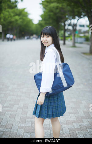 Giapponese studente di scuola superiore in uniforme il centro di Tokyo Foto Stock