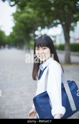 Giapponese studente di scuola superiore in uniforme il centro di Tokyo Foto Stock