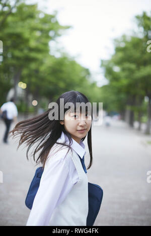 Giapponese studente di scuola superiore in uniforme il centro di Tokyo Foto Stock