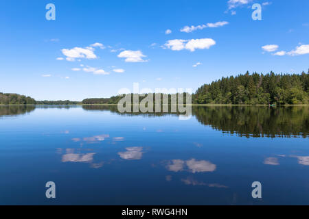 Cielo blu e azzurro lago d'estate. Nuvole bianche riflettono in acqua blu. Il famoso lago Seliger. La Russia. Foto Stock