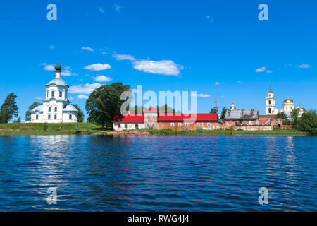 Cielo blu e azzurro lago d'estate. Nuvole bianche riflettono in acqua blu. Vista dalla barca blu.il famoso lago Seliger. La Russia. Chiesa di esaltazione della Foto Stock