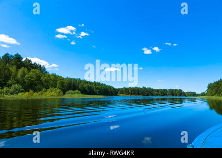 Cielo blu e azzurro lago d'estate. Nuvole bianche riflettono in acqua blu. Vista dalla barca blu.il famoso lago Seliger. La Russia. Foto Stock