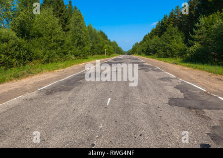 Cattiva strada asfaltata in estate in Russia. Regione di Tver. Seliger Foto Stock