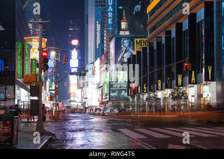 NEW YORK, Stati Uniti d'America - 20 settembre 2013: strada notte Broadway a New York . Yellow taxi, molte persone e la pubblicità outdoor Foto Stock